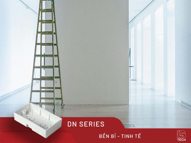 Đế đôi âm tường cho ổ điện, công tắc phù hợp các ổ tiêu chuẩn147x86x50mm. Chất lượng cao, nhựa trắng tinh khiết và độ dày thành lớn gấp rưỡi các sản phẩm phổ thông trên thị trường. Được thiết kế dạng nối ghép module tiện lợi cho việc thi công các ổ điện sát nhau với khoảng cách chuẩn.