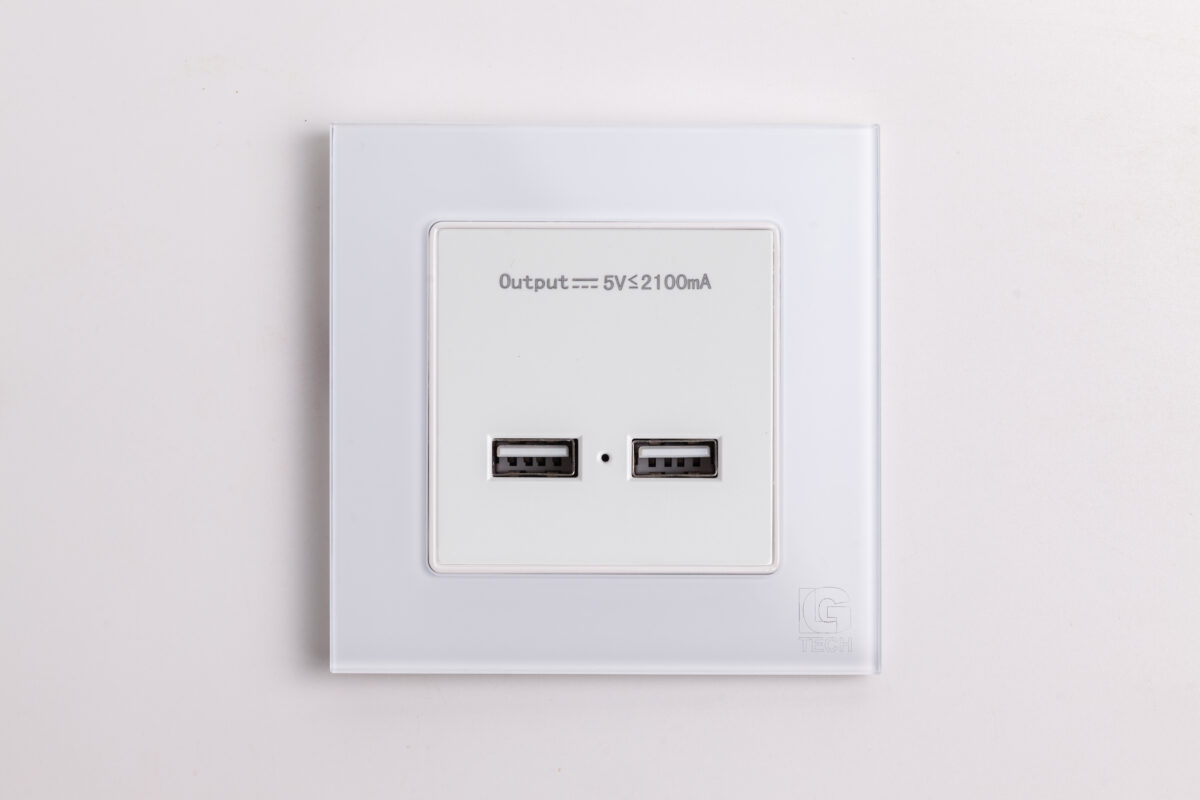 Ổ cắm âm tường 2 cổng USB, viền kính màu trắng LG Tech mã LG-F71W-033