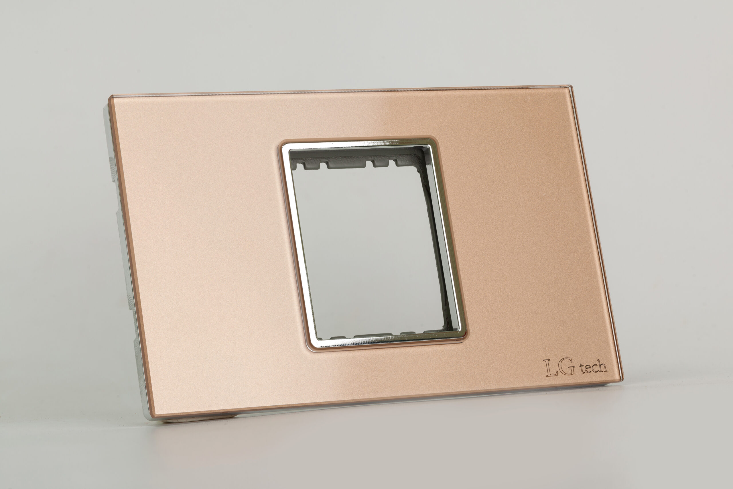 Mặt công tắc ổ cắm LG Tech màu Gold LG-F71-012G, chất liệu kính cường lực