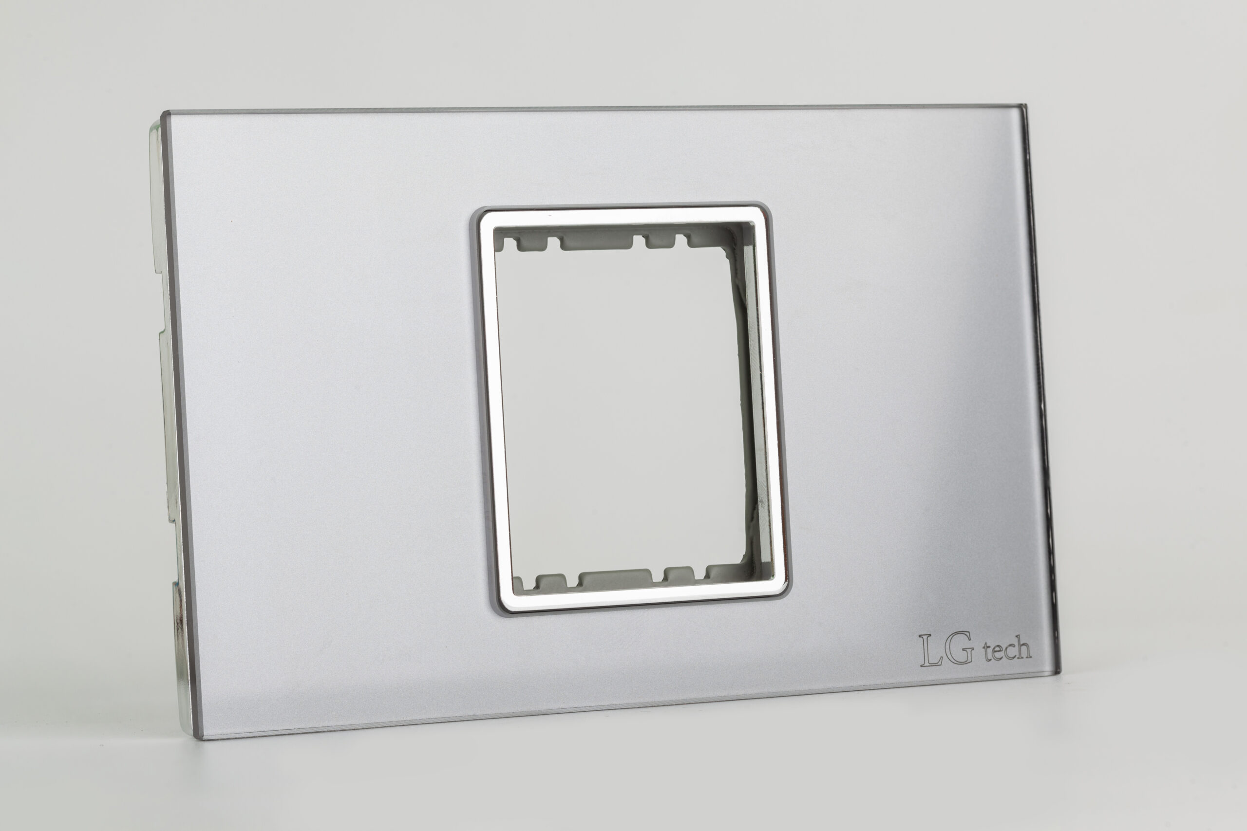 Mặt công tắc ổ cắm LG Tech màu bạc LG-F71-012S, chất liệu kính cường lực
