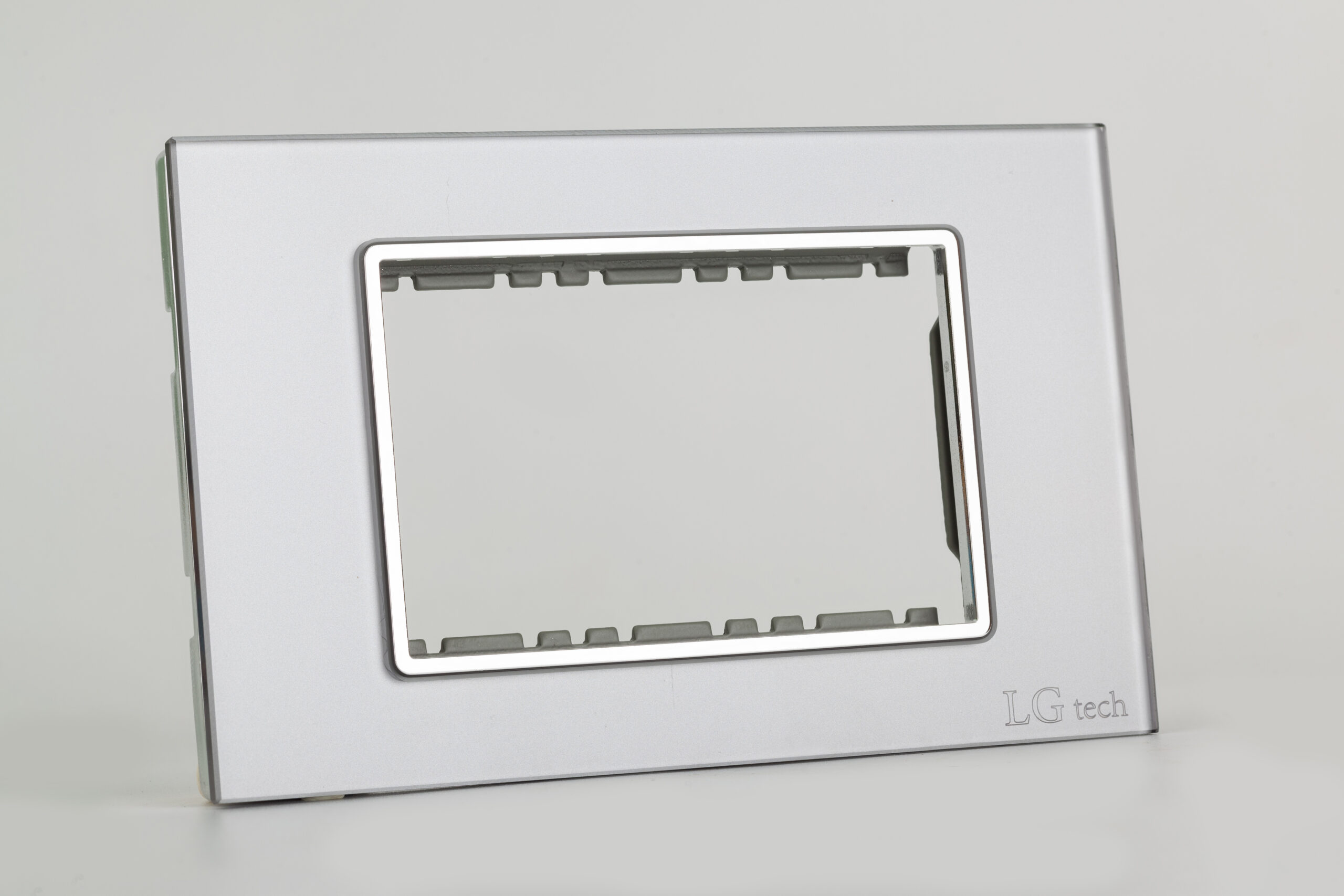 Mặt công tắc ổ cắm LG Tech màu bạc LG-F71-013S, chất liệu kính cường lực