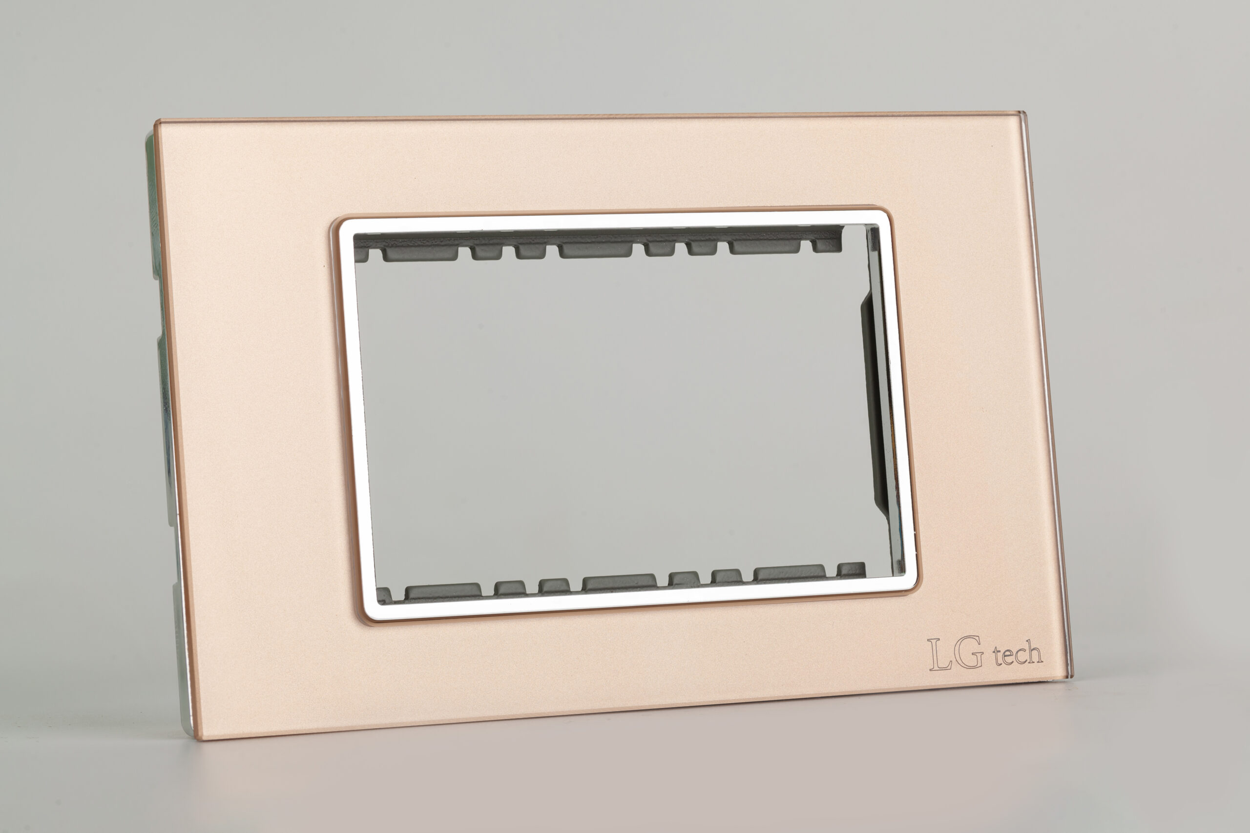 Mặt công tắc ổ cắm LG Tech màu Gold LG-F71-013G, chất liệu kính cường lực