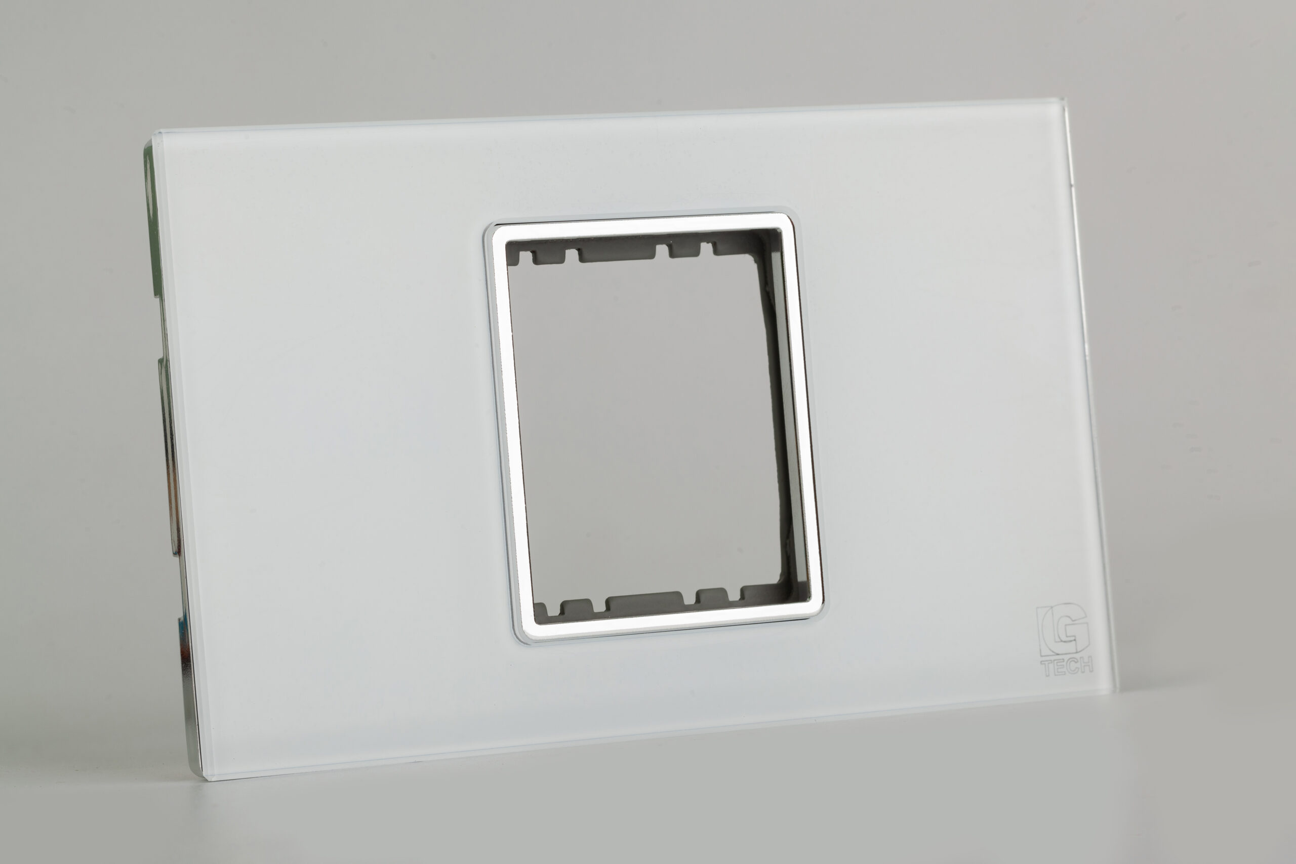 Mặt công tắc ổ cắm LG Tech màu trắng LG-F71-013W, chất liệu kính cường lực 1 Mặt công tắc ổ cắm LG Tech màu trắng LG-F71-013W, chất liệu kính cường lực