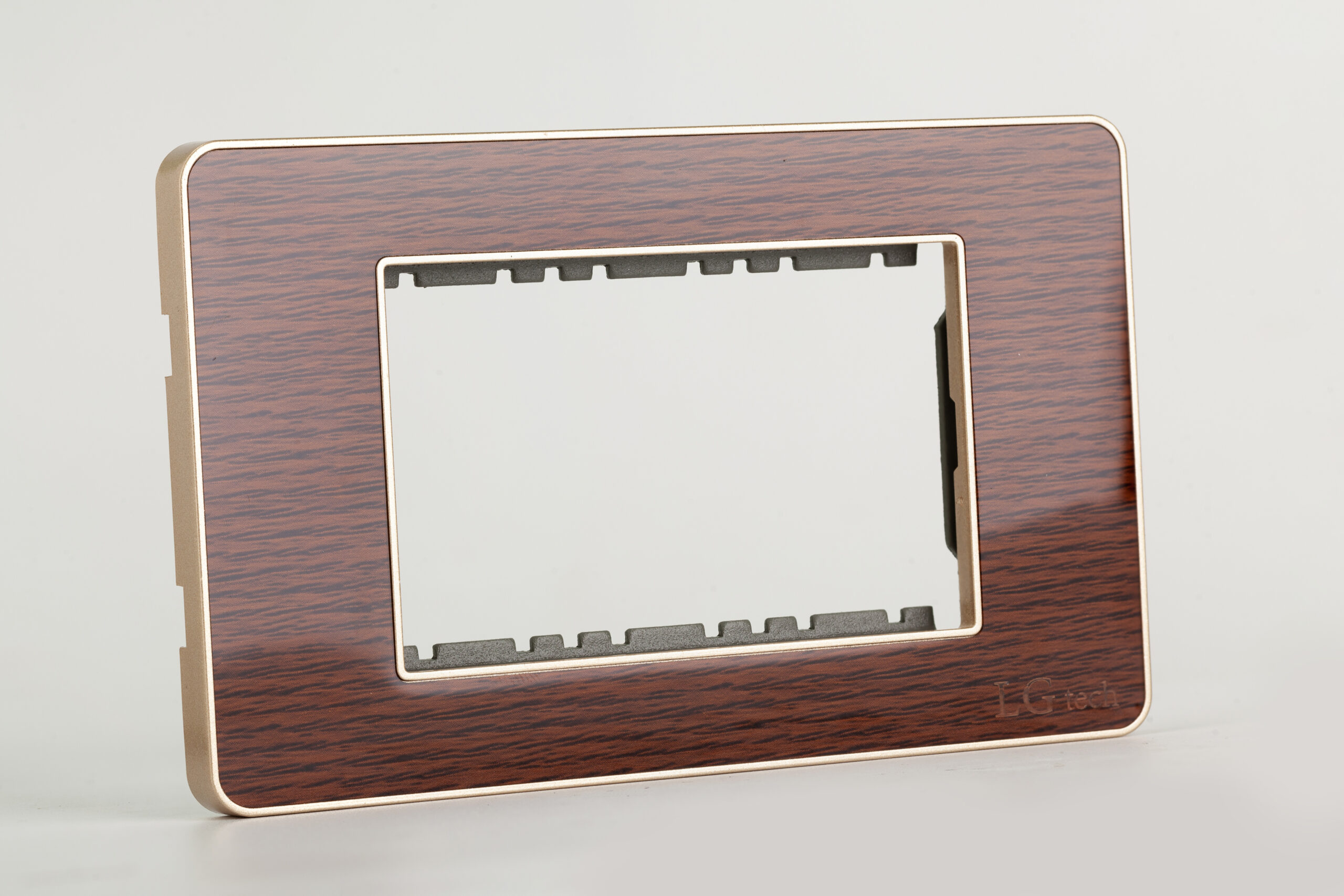 Mặt công tắc ổ cắm LG Tech màu vân gỗ LG-F21-013WD, chất liệu nhựa chống cháy