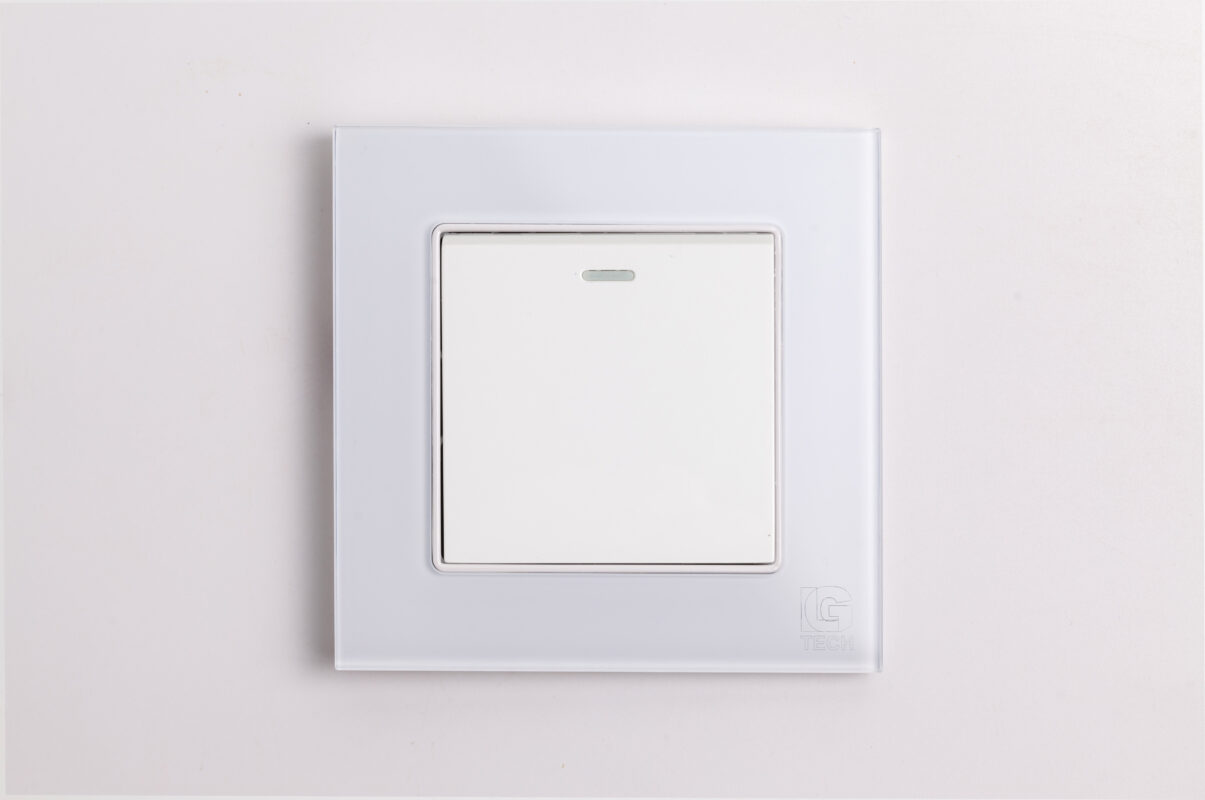 Công tắc điện đơn, 2 chiều, chuẩn vuông, viền kính màu trắng LG Tech mã LG-F71W-001N