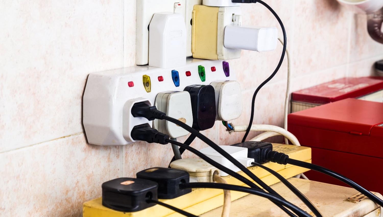 Tại sao không nên cắm quá nhiều thiết bị vào một ổ điện? 1 Tại sao không nên cắm quá nhiều thiết bị vào một ổ điện? 1